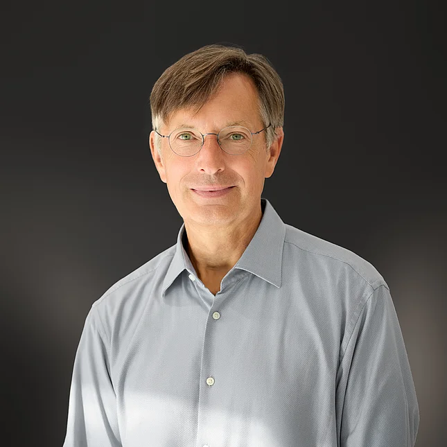 Henning Goldmann, CEO von SupplyX, Porträtaufnahme vor dunklem Hintergrund