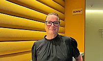 Antje Lochmann mit SupplyX logo Schild