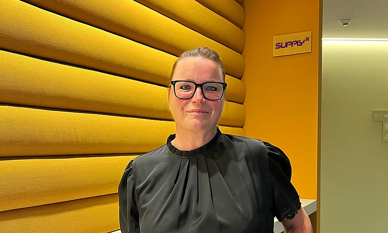 Antje Lochmann mit SupplyX logo Schild