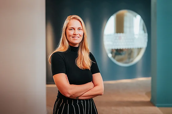 Lola Stegen, Chief of Staff bei SupplyX, lachend auf einer Bürofläche