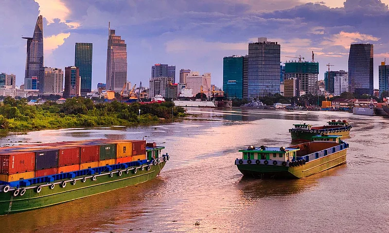 Containerschiffe vor der Skyline von Ho-Chi-Minh-Stadt als bedeutender Produktionsstandort Vietnam