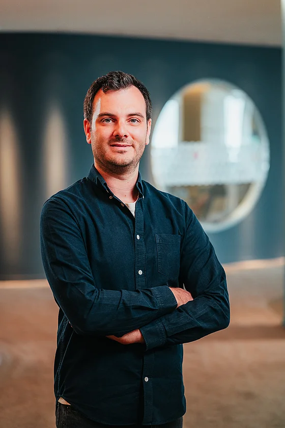 Jörn von der Fecht, Chief Digital Officer von SupplyX, im blauen Hemd im Büro