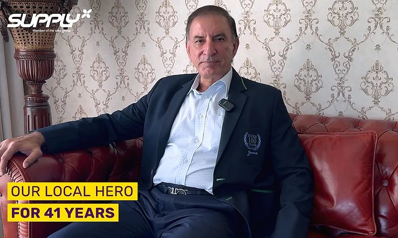 Interviewpartner im Sakko auf einem Sofa, Local Hero für 41 Jahre Supply Chain Indien Partnerschaft mit SupplyX – steht für Erfahrung und Marktkenntnis.