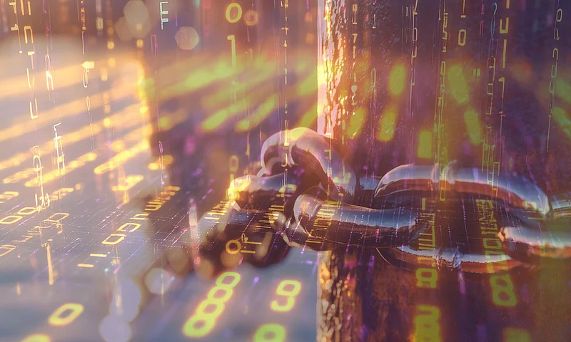 Sicherheitskette mit digitalen Datenströmen als Symbol für Cybersicherheit und Datenschutz.