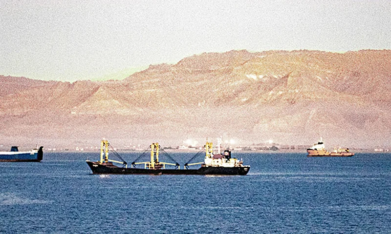 Mehrere Containerschiffe auf dem Wasser vor einer bergigen Landschaft, die den Suezkanal symbolisieren. Das Bild veranschaulicht die aktuelle Lage der globalen Lieferketten, auf die SupplyX vorbereitet ist.