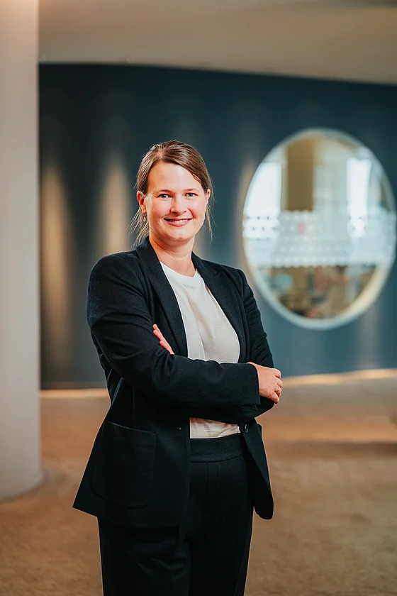 Dr. Nadja Grabenströer, CFO von SupplyX, im Anzug in einem Büroraum