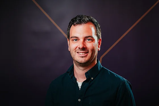 Jörn von der Fecht, Chief Digital Officer von SupplyX, Porträt im Hemd