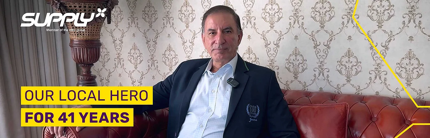 Interviewpartner im Sakko auf einem Sofa, Local Hero für 41 Jahre Supply Chain Indien Partnerschaft mit SupplyX – steht für Erfahrung und Marktkenntnis.