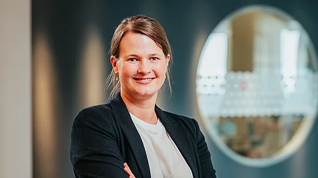 Dr. Nadja Grabenströer, CFO von SupplyX, im Anzug in einem Büroraum