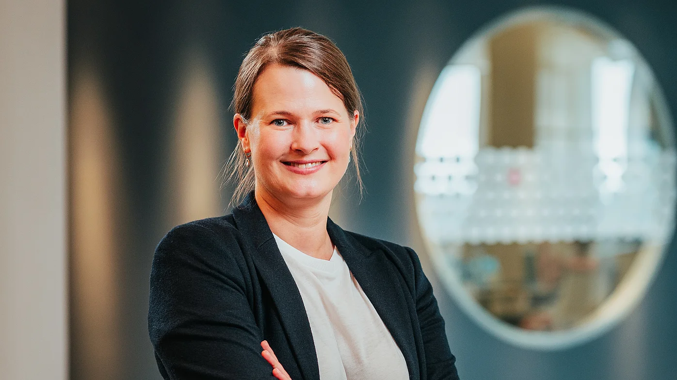 Dr. Nadja Grabenströer, CFO von SupplyX, im Anzug in einem Büroraum