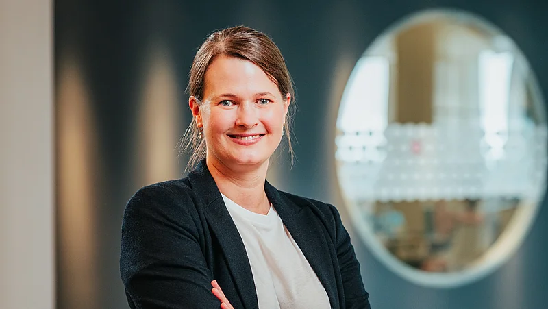 Dr. Nadja Grabenströer, CFO von SupplyX, im Anzug in einem Büroraum
