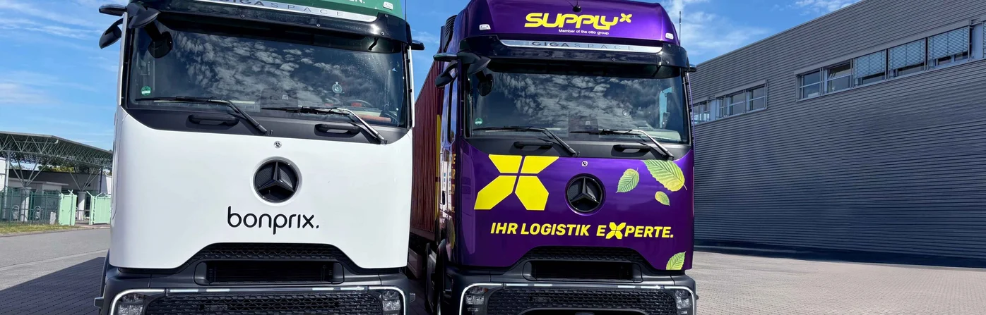Zwei Logistik-LKW von Bonprix und SupplyX vor einem Unternehmensstandort.
