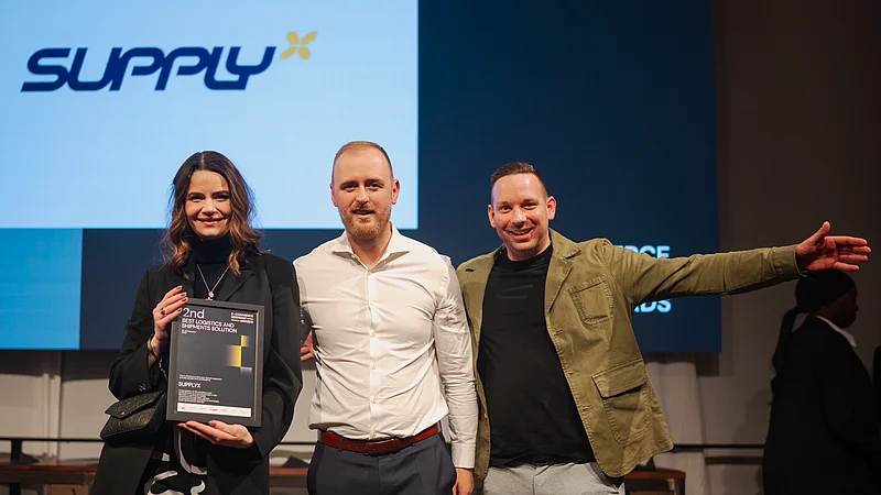 Drei lächelnde SupplyX-Vertreter stehen auf einer Bühne und halten eine Urkunde für den "2nd BEST LOGISTICS AND FULFILLMENT SOLUTION" Award bei den E-Commerce Germany Awards. Das SupplyX-Logo ist im Hintergrund sichtbar.