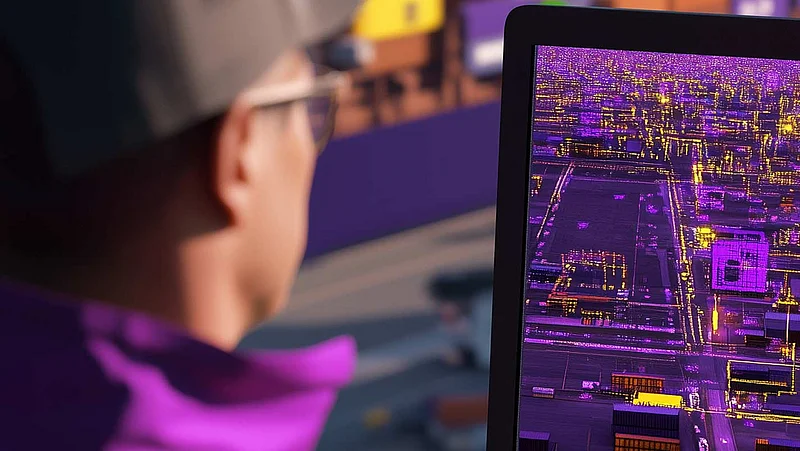 Eine Person betrachtet einen Bildschirm, der digitale Daten oder ein Dashboard mit lila Grafiken anzeigt. Das Bild repräsentiert die Umsetzung der Digitalisierung im SCM, passend zum SupplyX Barometer.