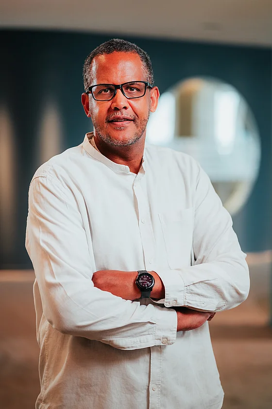 Moritz Gborglah, COO von SupplyX, im Hemd in einem Bürogebäude
